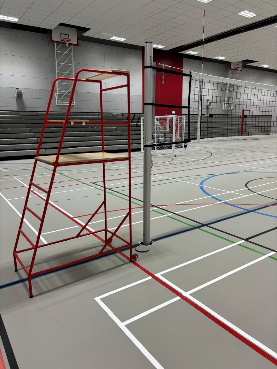 Freestanding volleyball umpires platform